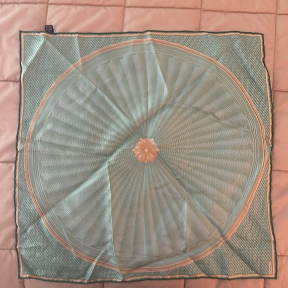 Vintage silk Fabergé 18x18 scarf (copy) - Picture 3 of 4